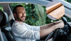 Uomo felice e carta forno (Depositphotos foto) - www.vehiclecue.it