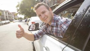 Uomo felice e parcheggio (Depositphotos foto) - www.vehiclecue.it