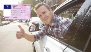 Uomo felice e punti patente (Depositphotos foto) - www.vehiclecue.it