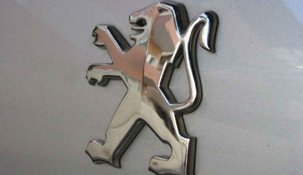 Illustrazione del logo della Peugeot (Canva FOTO) - vehiclecue.it