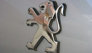 Illustrazione del logo della Peugeot (Canva FOTO) - vehiclecue.it