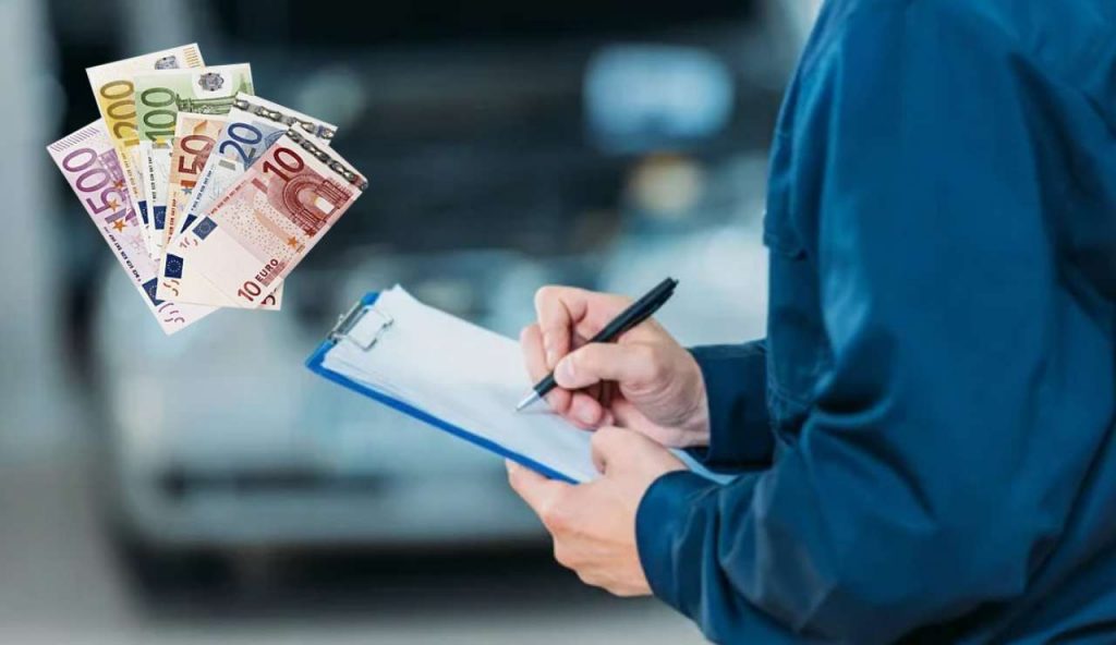 Revisione auto e soldi (Depositphotos foto) - www.vehiclecue.it