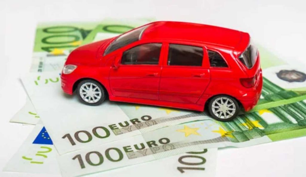 Soldi e auto (Depositphotos foto) - www.vehiclecue.it